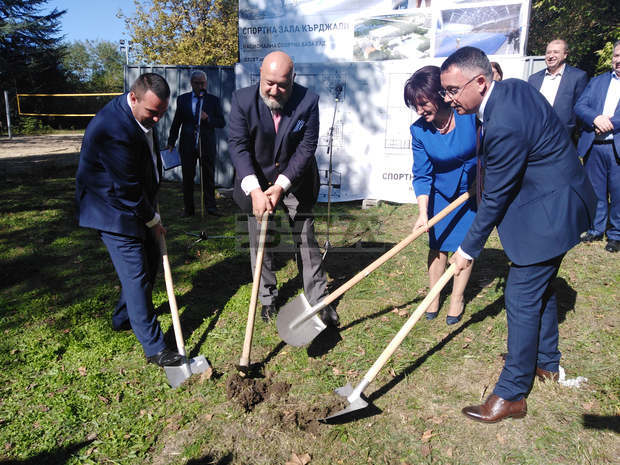 Цвета Караянчева и Красен Кралев направиха първа копка на нова спортна зала в Кърджали