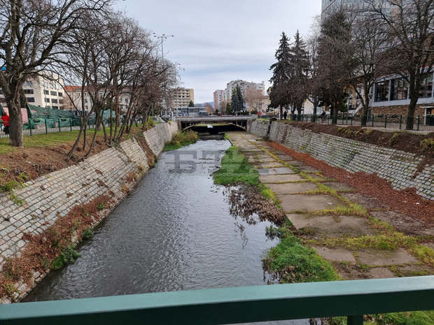 Почистени са още 1,55 км от  коритото на Струма в Перник