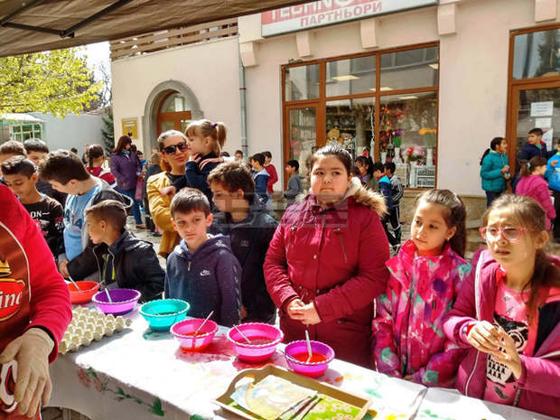 Деца и възрастни в Котел шариха собственоръчно яйца на Велики четвъртък Деца и възрастни в Котел шариха собственоръчно яйца на Велики четвъртък