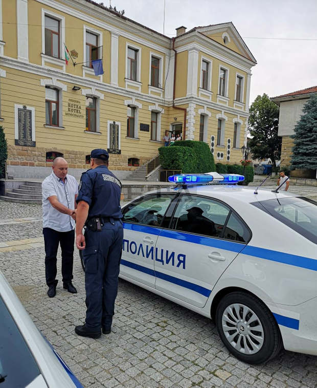 Полицията в Котел получи два нови автомобила