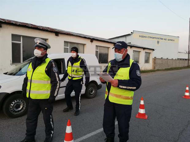 Полицаи са установили 27 нарушения на наложена карантина в Шуменско, след извършени 1337 проверки Полицаи са установили 27 нарушения на наложена карантина в Шуменско, след извършени 1337 проверки