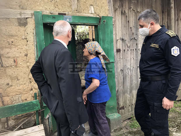 Окръжният прокурор на Стара Загора посети възрастна жена в с. Дъбово, за да я информира за залавянето на крадците, проникнали в дома й Окръжният прокурор на Стара Загора посети възрастна жена в с. Дъбово, за да я информира за залавянето на крадците, проникнали в дома й