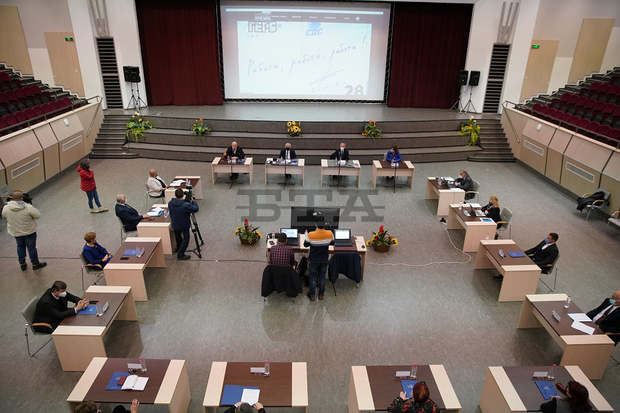 Красен Кралев и Красимир Вълчев разговаряха онлайн с учители и университетски преподаватели