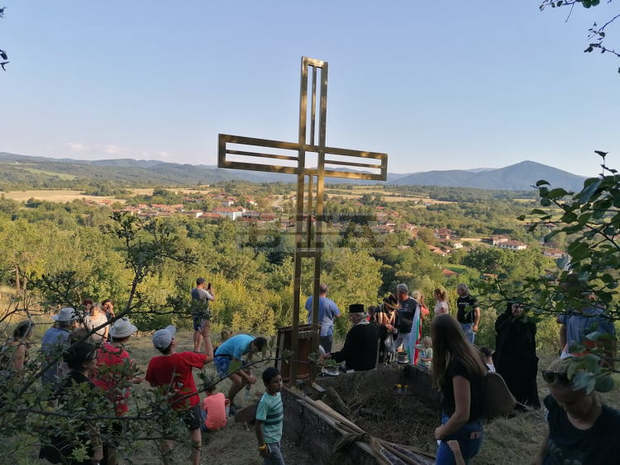 Четириметров стоманен християнски кръст e издигнат над еленското село Марян Четириметров стоманен християнски кръст e издигнат над еленското село Марян