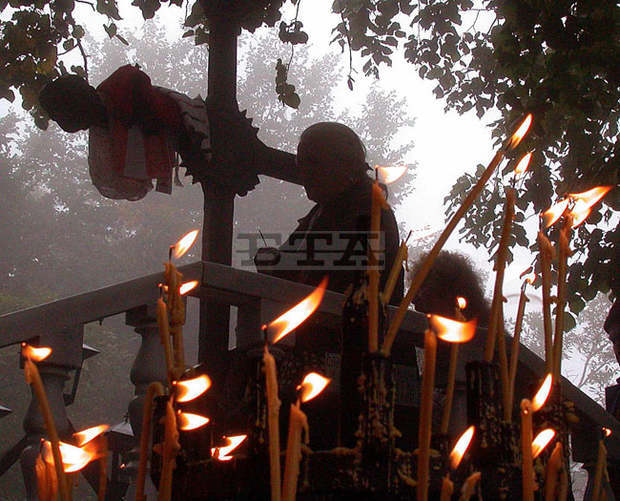 Хиляди християни посрещнаха Кръстовен ден на Кръстова гора в Родопите