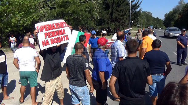 Жители на Калипетрово протестират заради водоснабдаването Жители на Калипетрово протестират заради водоснабдаването