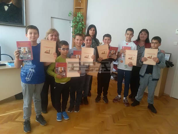 В Кубрат излъчиха и наградиха "Посланици на четенето" В Кубрат излъчиха и наградиха "Посланици на четенето"
