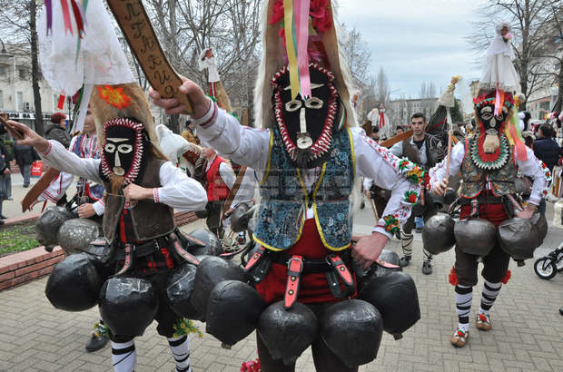 Кукери и коледари изпълниха със звук на чанове, песни, танци и обреди Хасково