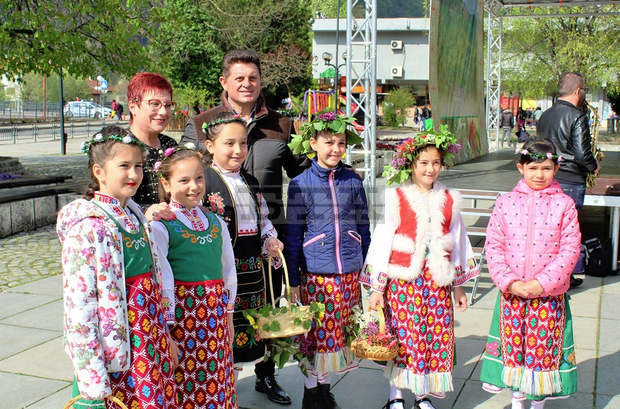 Лазаровден в Тетевен бе отбелязан с пресъздаване на обичай и конкурс Лазаровден в Тетевен бе отбелязан с пресъздаване на обичай и конкурс