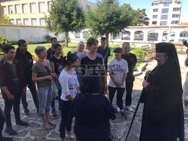 Старозагорският митрополит Киприан дари на сираци за имения си ден почивка на Черно море и поклонническо пътуване