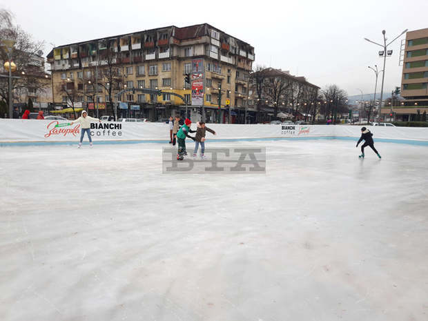 Ледената пързалка в Перник радва любителите на кънките