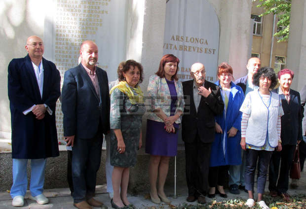 Паметни плочи с имената на 74 починали лекари от силистренската болница бяха открити днес