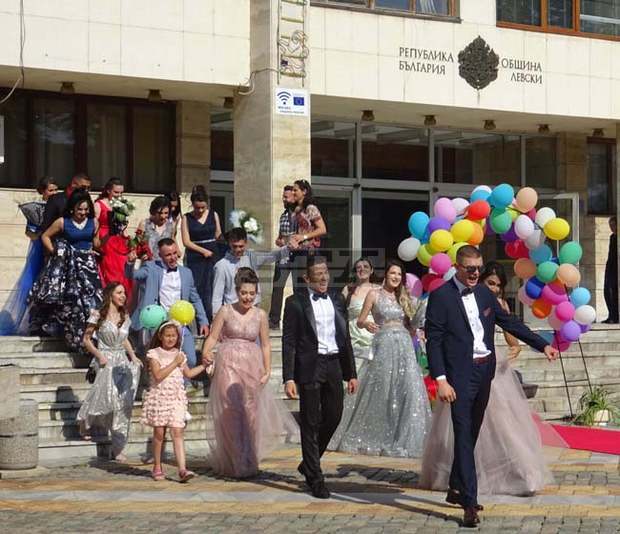 Абитуриентите в град Левски получиха поздрави и подаръци от кмета на общината Любка Александрова Абитуриентите в град Левски получиха поздрави и подаръци от кмета на общината Любка Александрова