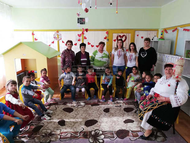 Баба Марта гостува на малки и големи в община Левски с пожелание за здраве