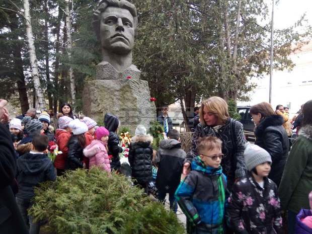 Разградчани отдадоха почит и признателност пред паметта на Левски Разградчани отдадоха почит и признателност пред паметта на Левски