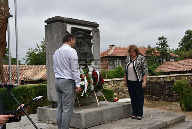 С церемония пред паметника на Васил Левски в Ловеч бяха отбелязани 183 години от рождението му