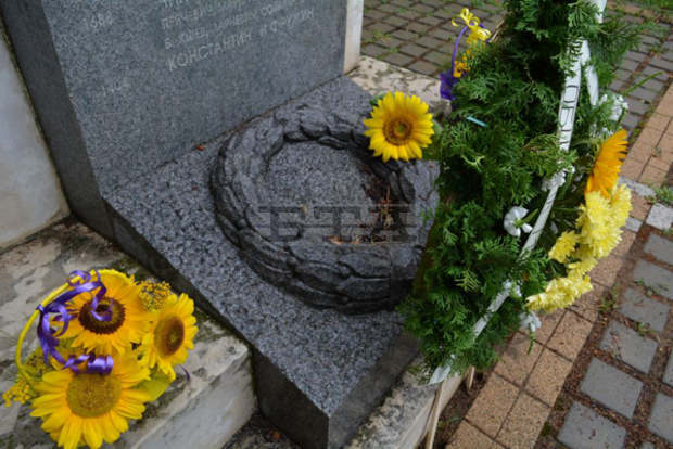 С церемония пред паметника на Левски в Монтана бе отбелязана 183-годишнината от рождението му