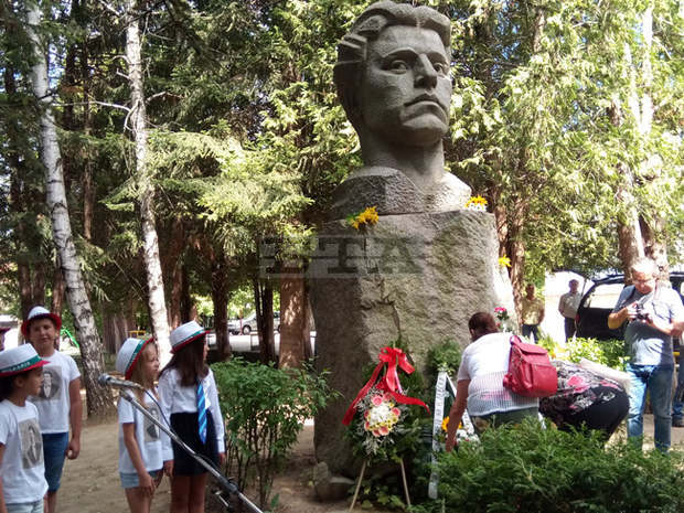 С общоградско поклонение Разград почете годишнината от рождението на Апостола