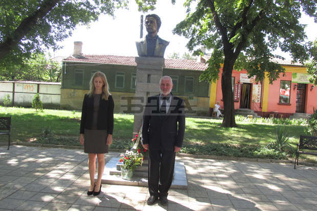 Силистренци се поклониха пред паметника на Апостола за отбелязване на годишнината от рождението на великия българин