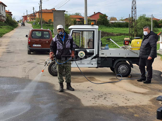 Здравни медиатори работят в хасковските села с карантинирани, завърнали се с полета от Нидерландия на 26 април Здравни медиатори работят в хасковските села с карантинирани, завърнали се с полета от Нидерландия на 26 април