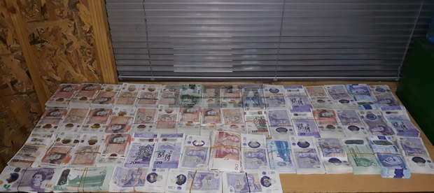 Митнически служители са открили недекларирана валута