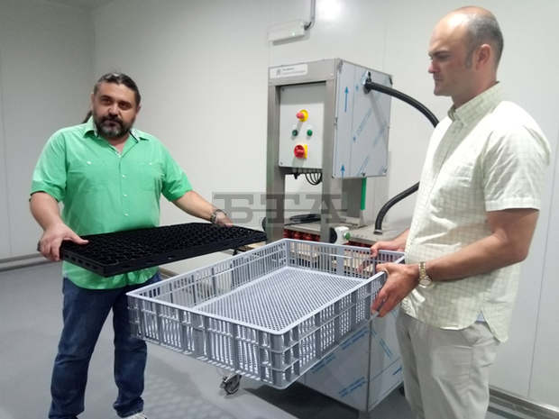 Петдесет нови работни места ще бъдат разкрити в люпилня за еднодневни пилета в разградското село Липник Петдесет нови работни места ще бъдат разкрити в люпилня за еднодневни пилета в разградското село Липник