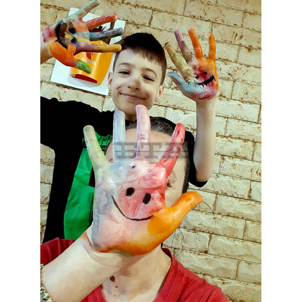 С изрисувани ръце деца от Разград отправиха послание "Усмихни се цветно" С изрисувани ръце деца от Разград отправиха послание "Усмихни се цветно"