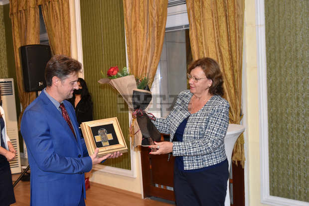 Лекар на годината в Ловеч е зъболекарят д-р Стефан Карев