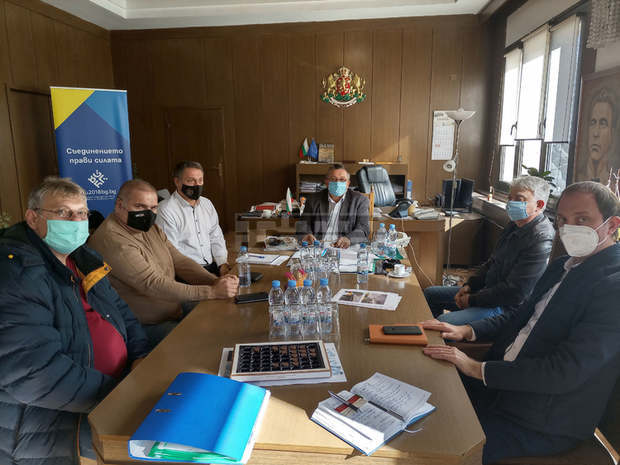 Представители на АПИ и "Автомагистрали" правят спешен оглед на компрометираните от тежката механизация мостове и улици в селата в Ловешко