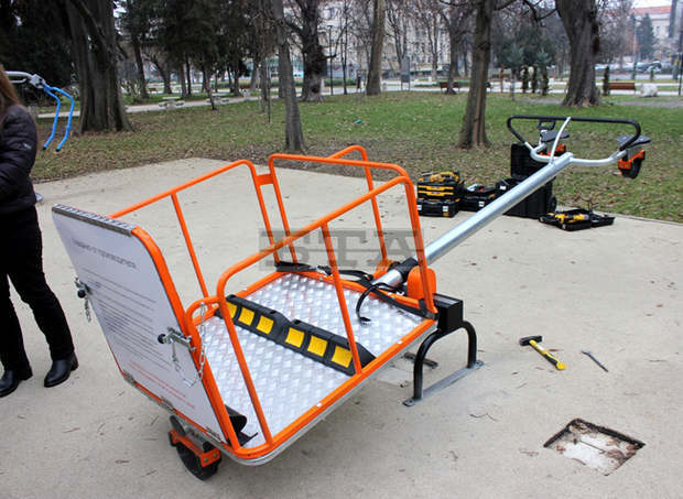 Вандали са счупили люлката-везна за деца с увреждания в градската градина в Плевен