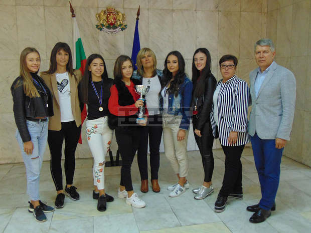 Шуменските мажоретки получиха поздравления от общината за европейската си титла Шуменските мажоретки получиха поздравления от общината за европейската си титла