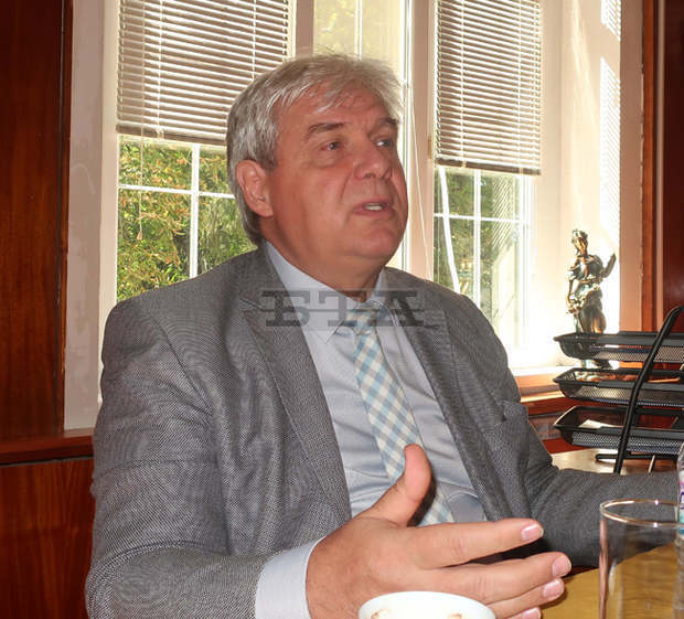 Бъдещето на Селскостопанска академия е не да иска пари, а да разработва задачи, за които да й бъде плащано, смята проф. Мартин Банов