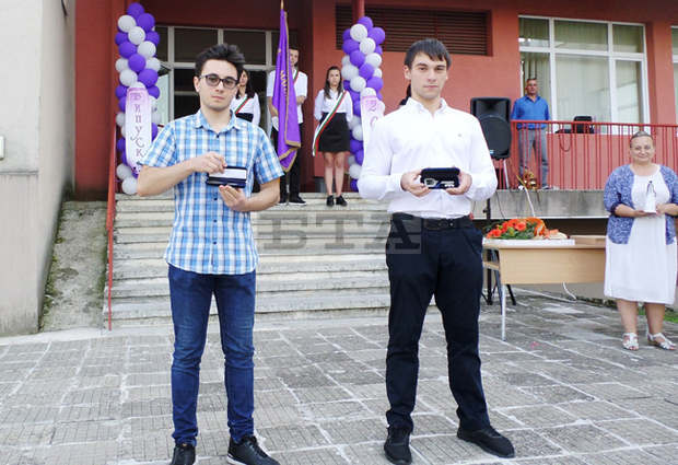 Отличниците в Ловеч от Випуск-2020 получиха почетен ключ Отличниците в Ловеч от Випуск-2020 получиха почетен ключ