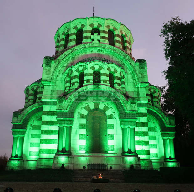Мавзолеят в Плевен тази вечер е осветен в зелено по повод Европейския ден на донорството