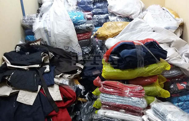 Митнически служители са задържали голямо количество текстилни изделия, щамповани с известни марки, на ГКПП "Дунав мост" 2 Митнически служители са задържали голямо количество текстилни изделия, щамповани с известни марки, на ГКПП "Дунав мост" 2