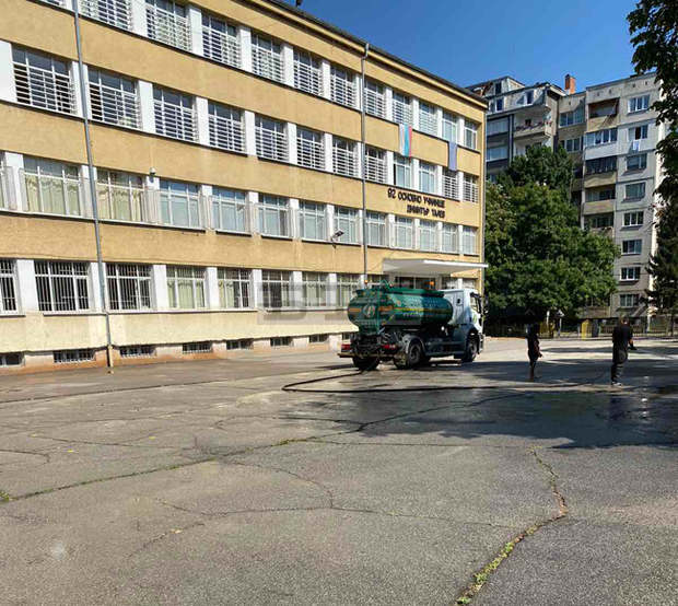 В седем столичния района са измити днес училищни дворове