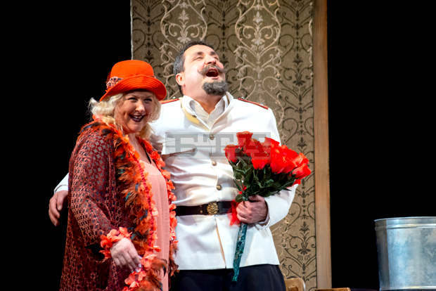 Целият състав на бургаския драматичен театър ще гостува в Пловдив с постановката "Милионерът"