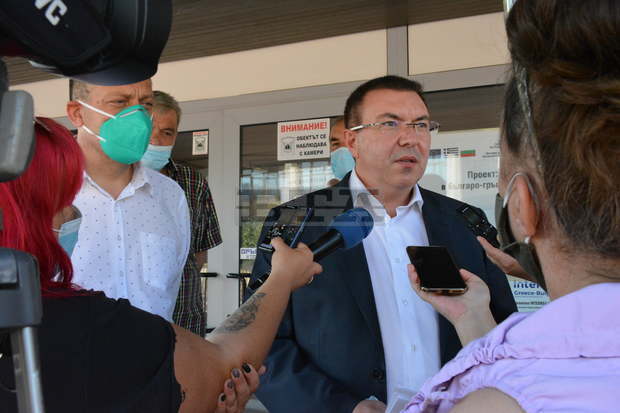 Проблем в общинските и областните болници е осигуряването на кадри, коментира здравният министър  Костадин Ангелов