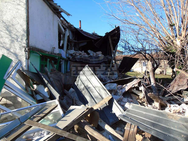 Силният вятър е съборил минарето на джамията в Омуртаг