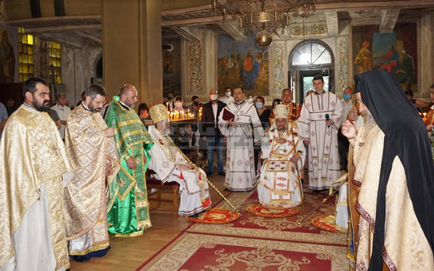 Трима митрополити отслужиха литургия с мощите на Св. Йоан Рилски в Харманли Трима митрополити отслужиха литургия с мощите на Св. Йоан Рилски в Харманли