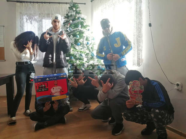 Млади рап изпълнители направиха дарение на детски център в Хасково