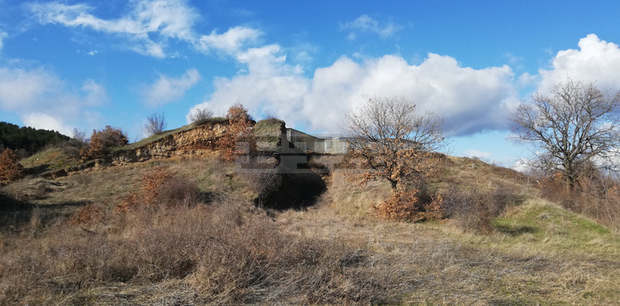 Започнали са ремонтни дейности на покритието на Източната могила край новозагорското село Караново