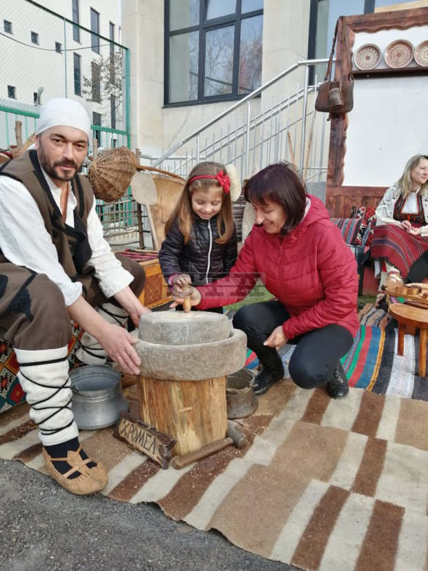 Търговищенци имат възможност да си изсекат Кръстова монета за колетната пита в етнографски кът