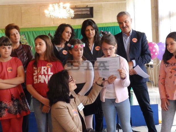 Кметът на Монтана Златко Живков чете пред деца разказ на Йордан Радичков