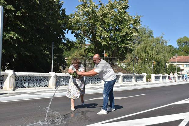 В Ловеч официално бе завършен ремонтът на транспортния мост, свързващ новия и стария град