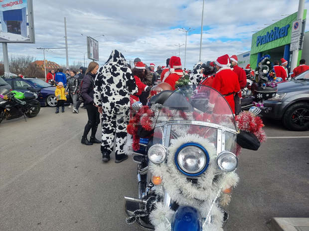 Мотористи в костюми на Дядо Коледа с шествие в Плевен обявиха края на благотворителна кампания