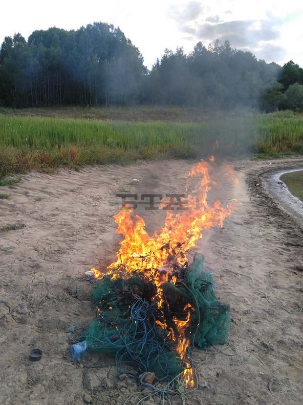 Доброволци на ЦРОО са извадили 19 коша за раци от водите на язовир "Ястребино"