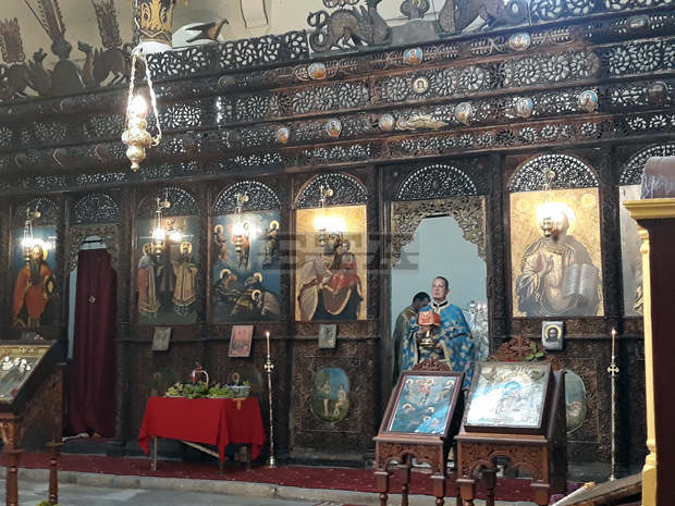 Великотърновският митрополит Григорий е благословил миряните в Свищов на храмовия празник в църквата "Св. Преображение Господне" Великотърновският митрополит Григорий е благословил миряните в Свищов на храмовия празник в църквата "Св. Преображение Господне"