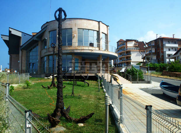 Музеят в Ахтопол получи като дарение горна част на реликварий, върху който са представени трима светци