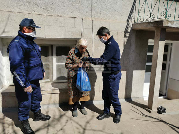 Полицаи в Карлово са закупили и доставили продукти и лекарства на 10 самотно живеещи възрастни хора Полицаи в Карлово са закупили и доставили продукти и лекарства на 10 самотно живеещи възрастни хора